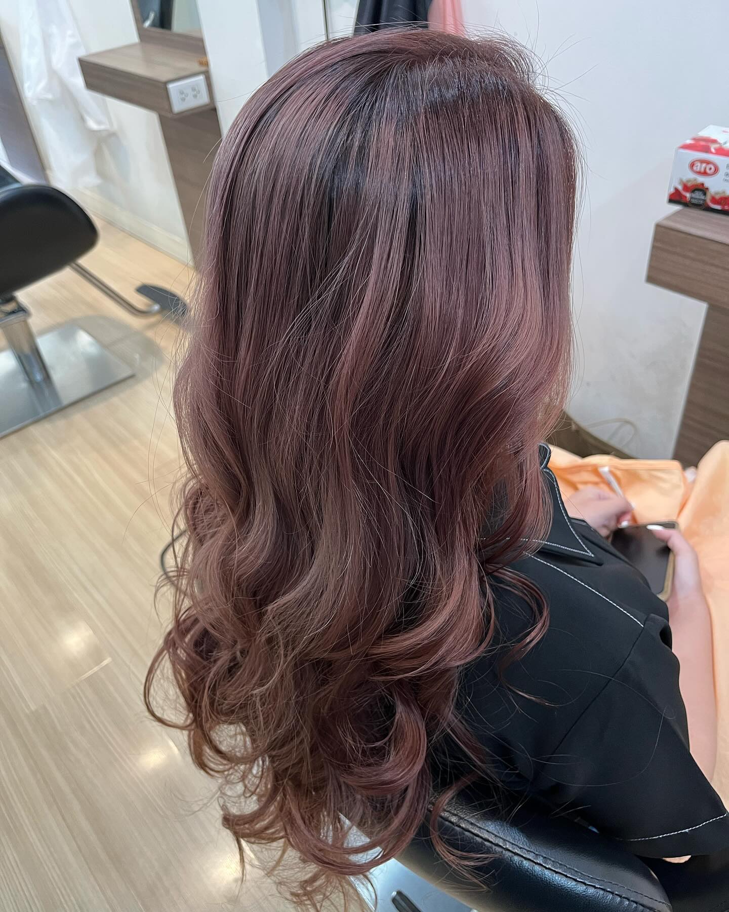 #pink #haircolor #gradation  Sukhumvit 39 マノモール内2F(入口に世界の山ちゃん　さんがあるモール)
️駐車場有ります。
0855566221
LINE 
　@を頭につけてrossa_hair
@rossa_hair  営業時間
 9:00-18:00(最終カット受付)
定休日　毎週水曜  #rossahair #ロッサヘアー #バンコク美容室 #プロンポン美容室 #バンコク #美容師 #プロンポン #ヘアサロン